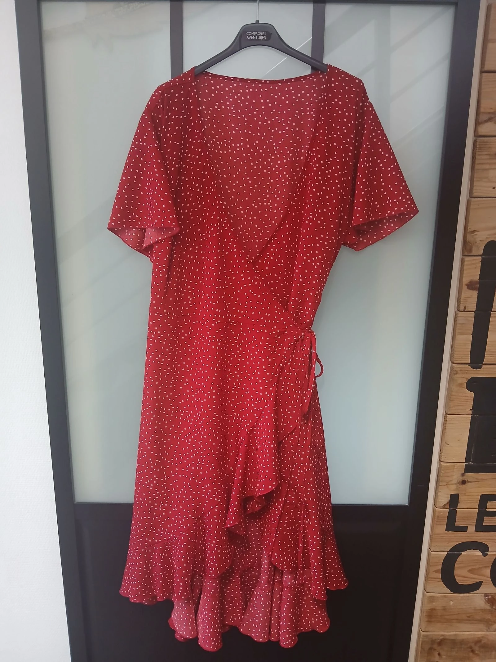 Vestido fluido vermelho com poás brancos – Tamanho 40/42 – photo 2